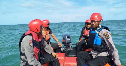 Personel Sat Polairud Polres Aceh Timur Lakukan Pencarian ABK Hilang di Perairan Nurussalam