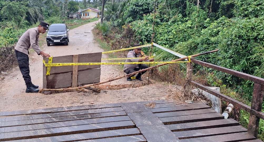 Pencegahan Dini: Polsek Ranto Peureulak Pasang Garis Polisi di Jembatan Rusak