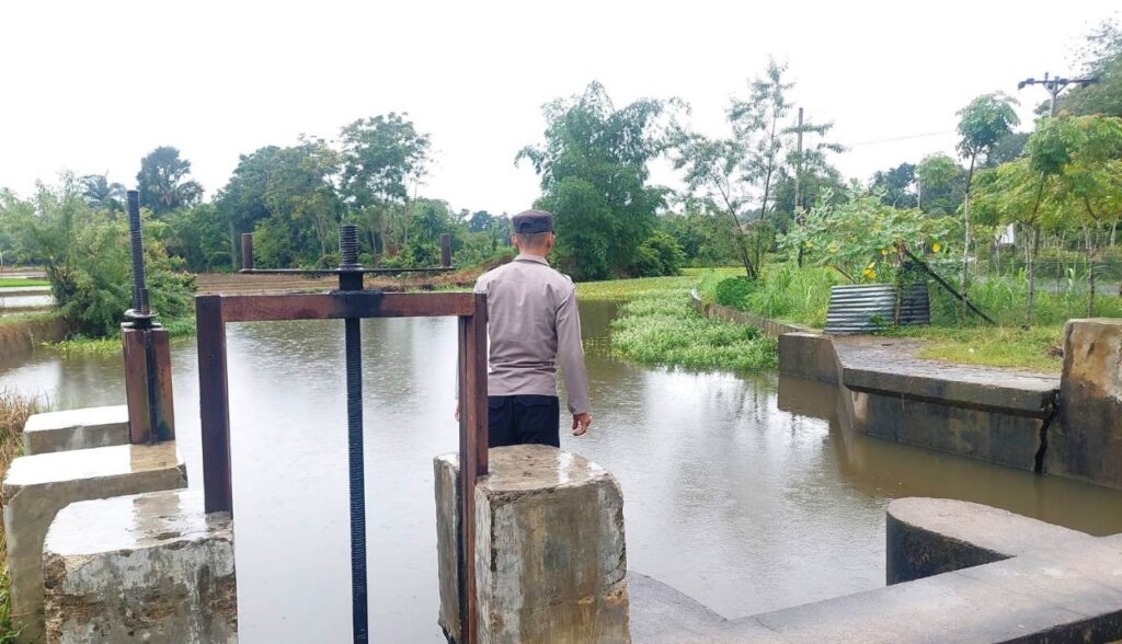 Siaga Bencana: Polsek Darul Aman Cek Debit Air Bendungan Irigasi Antisipasi Banjir