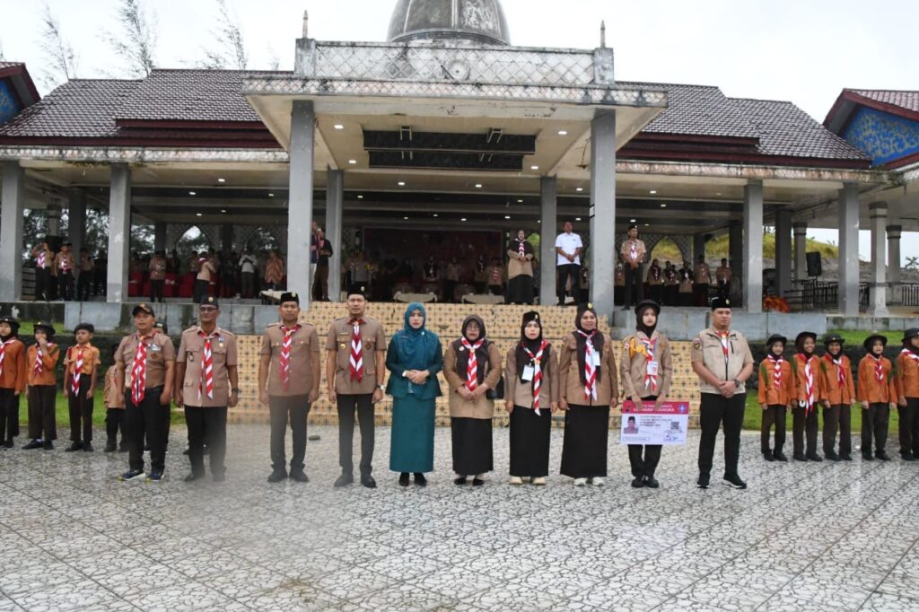 Diguyur Hujan, Wabup Aceh Timur Konsisten Buka Acara Jambore