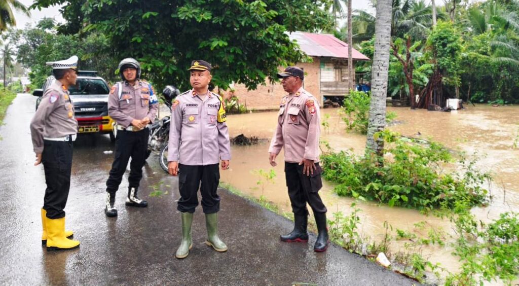 Polres Aceh Timur Pantau Banjir di Kecamatan Madat dan Darul Aman, Ketinggian Air Bervariasi