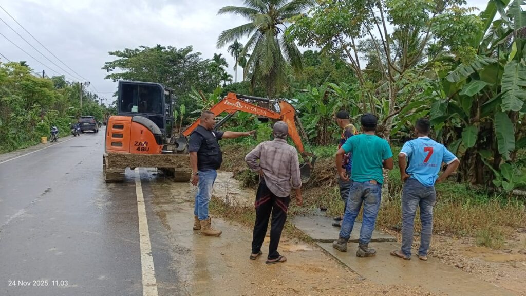 Pemdes Pante Rambong Bergerak Cepat, Kerahkan Beko Bersihkan Saluran Antisipasi Banjir