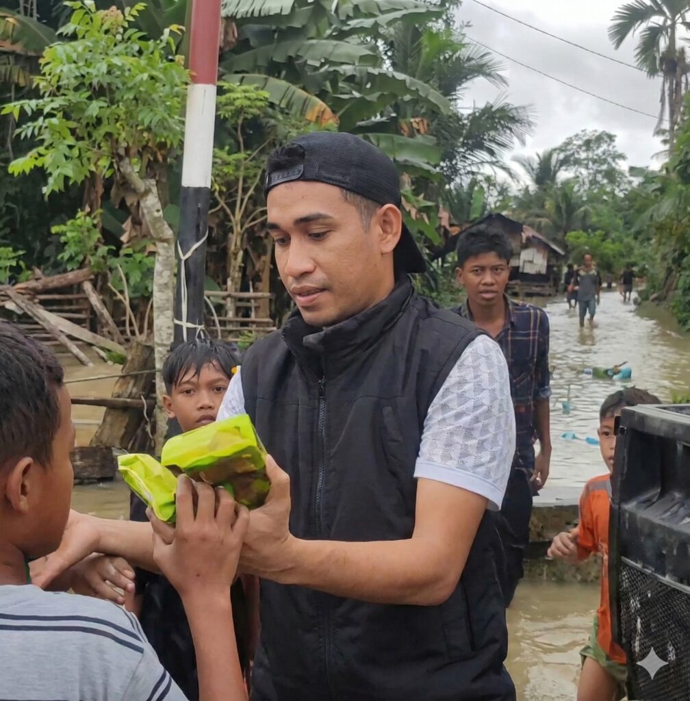 Junaidi SE Wakil Ketua I DPRK Aceh Timur Salurkan Bantuan Sembako untuk Korban Banjir