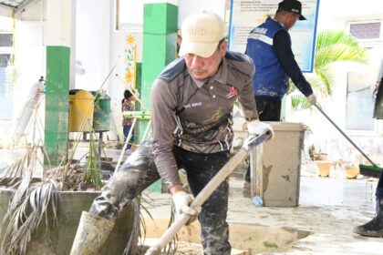 RSUD SAAS Terendam Banjir, Wabup Aceh Timur Pimpin Aksi Bersih-Bersih