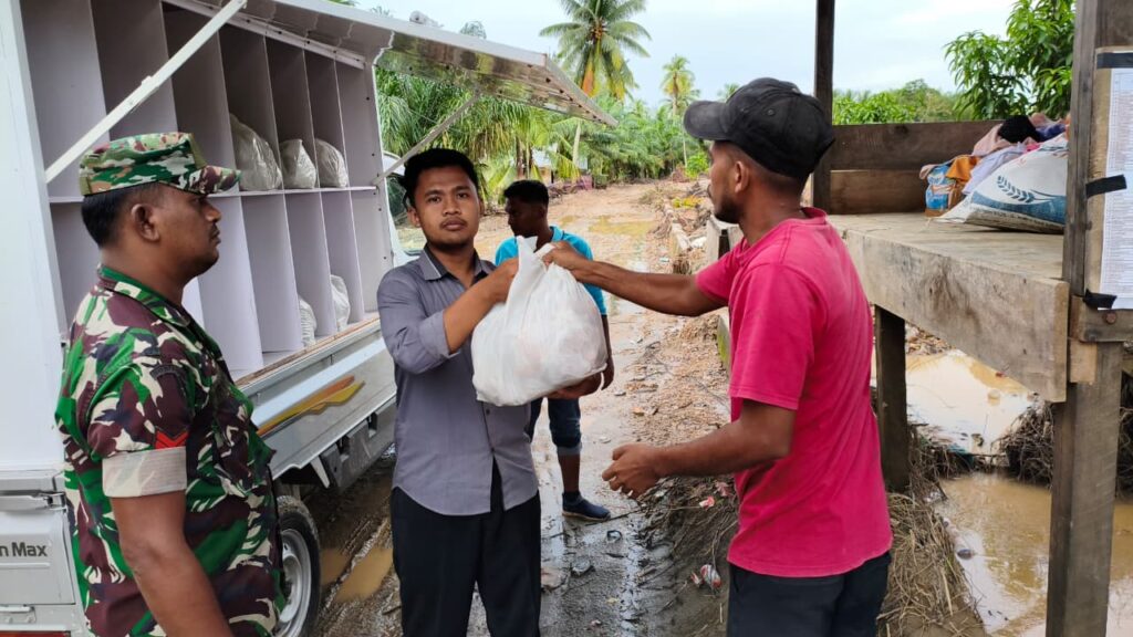 SPPG Yayasan Gerakan Gizi Nasional Indonesia Raya Kecamatan Indra Makmu Salurkan Makanan Bergizi bagi Korban Banjir di Aceh Timur