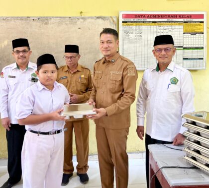 Wabup Aceh Timur Tinjau Distribusi Makan Bergizi Gratis di MIN 24 Gampong Baro